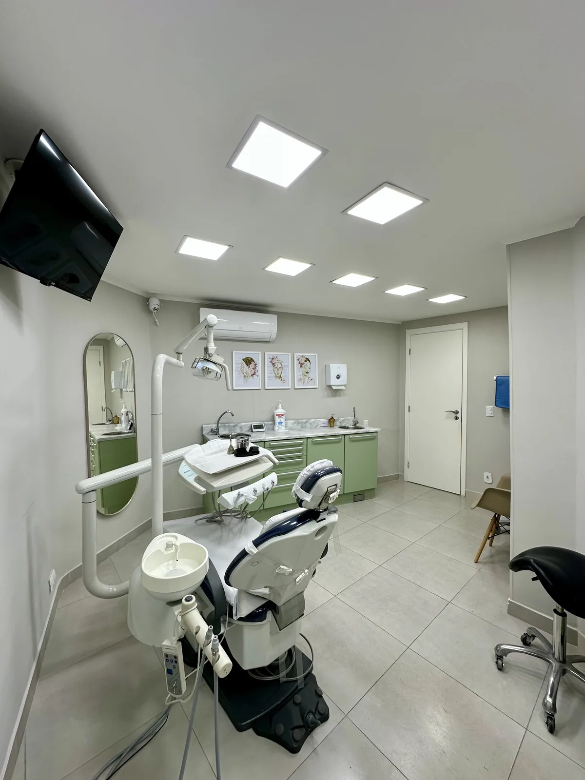 Equipamentos da sala de atendimento odontológico